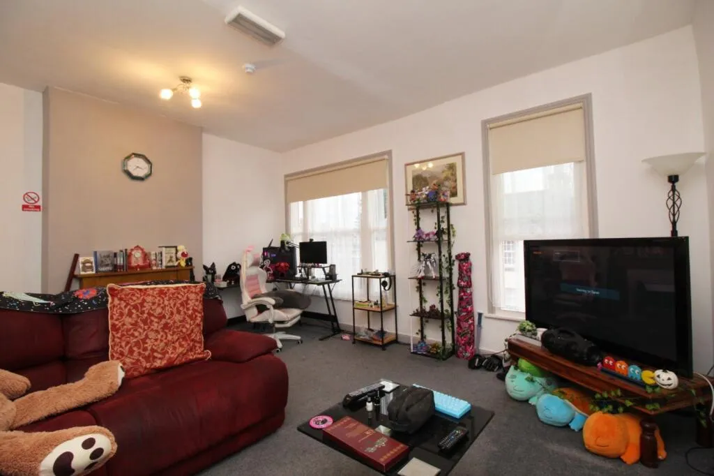 2 bed Retail Property (high street)