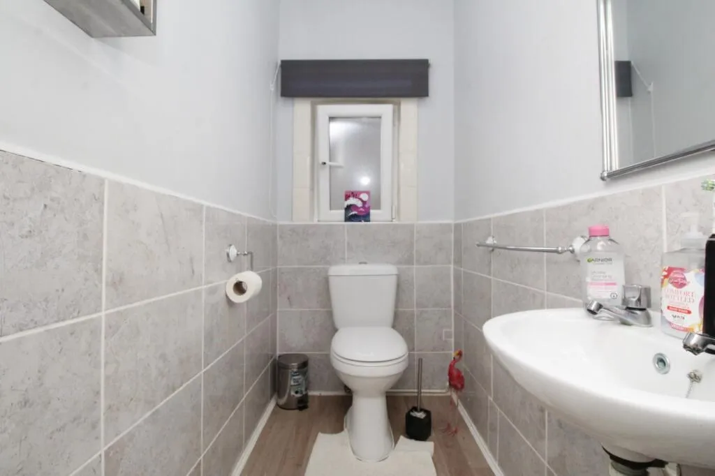 2 bed Retail Property (high street)