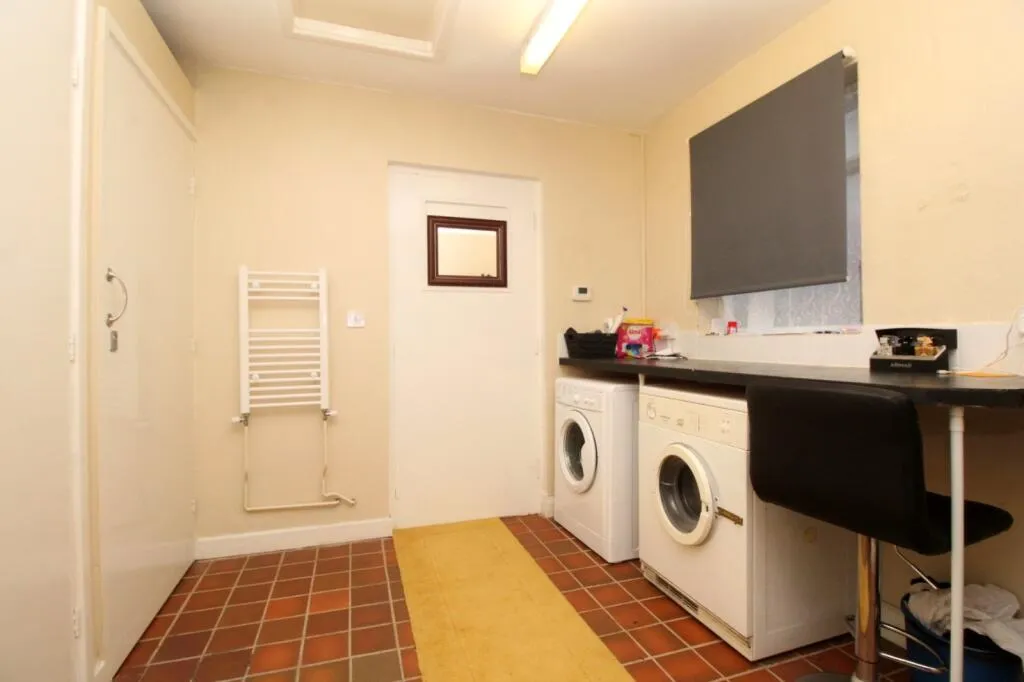 2 bed Retail Property (high street)