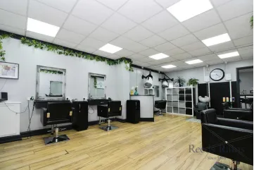 1 bed Hairdresser / Barber Shop