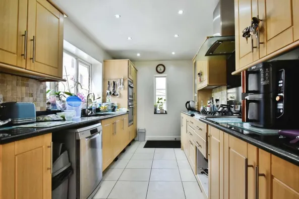 5 bed Detached