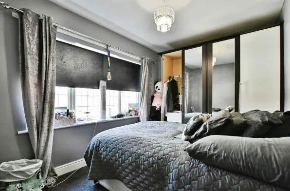 5 bed Detached