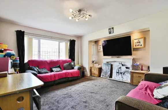 5 bed Detached