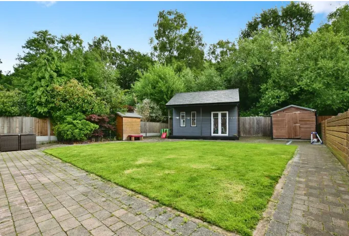 5 bed Detached