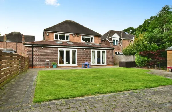 5 bed Detached
