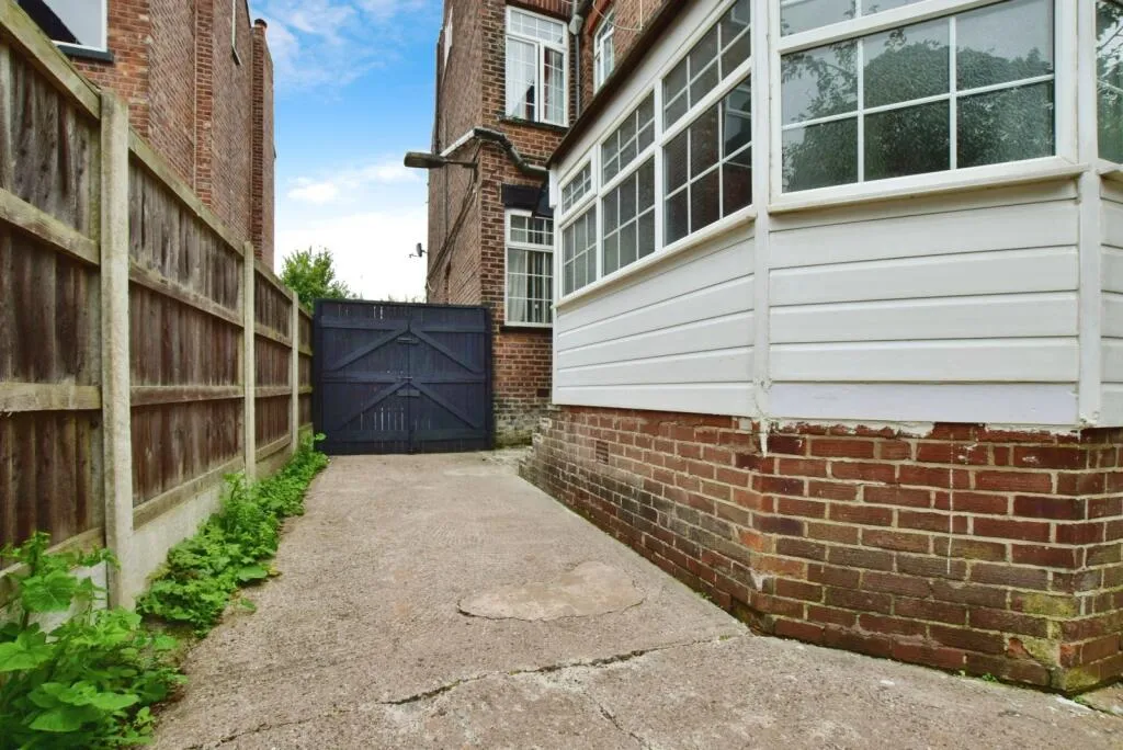 5 bed Semi-Detached