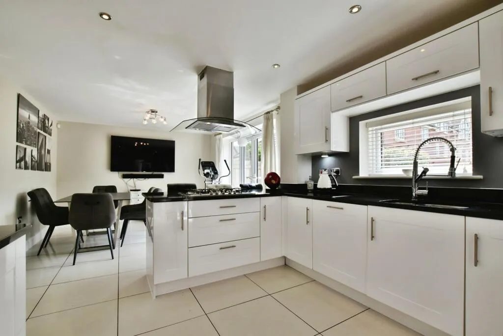 5 bed Detached
