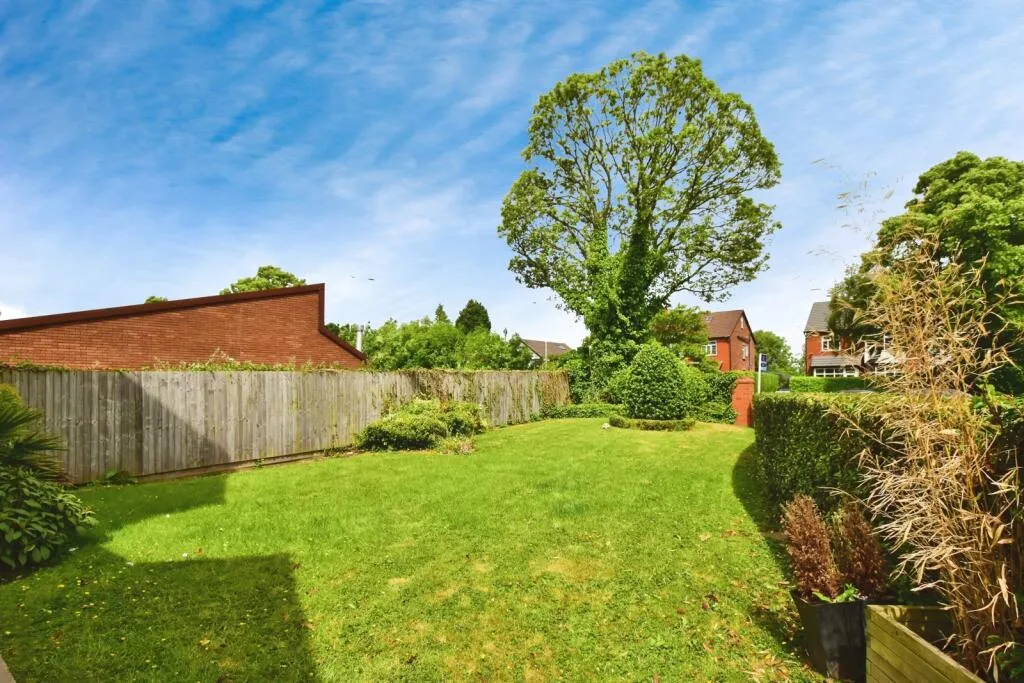 5 bed Detached