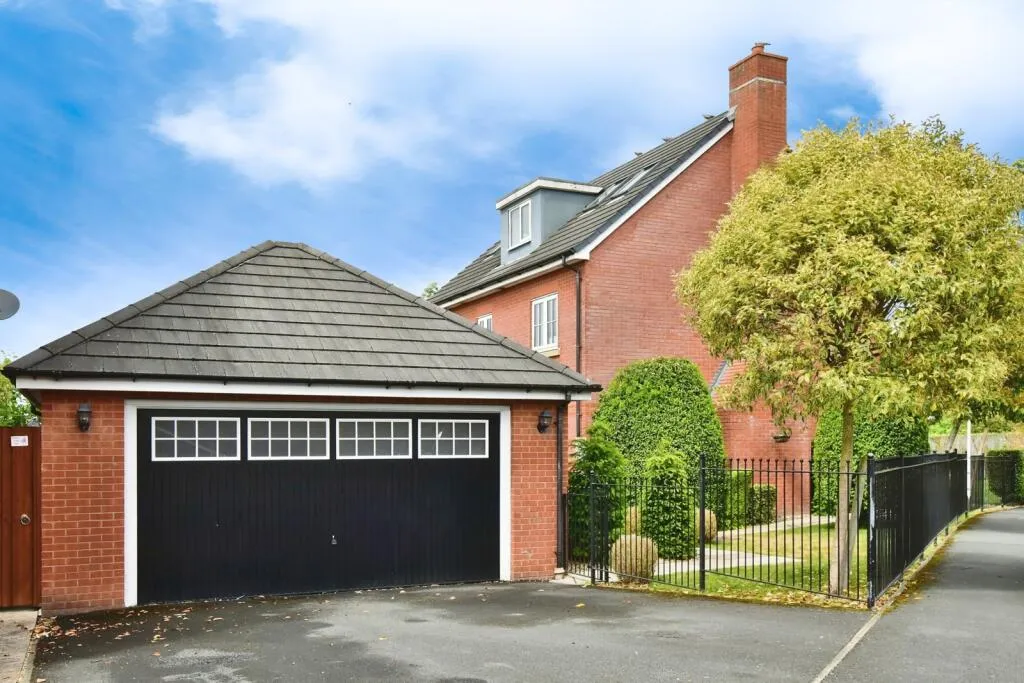 5 bed Detached