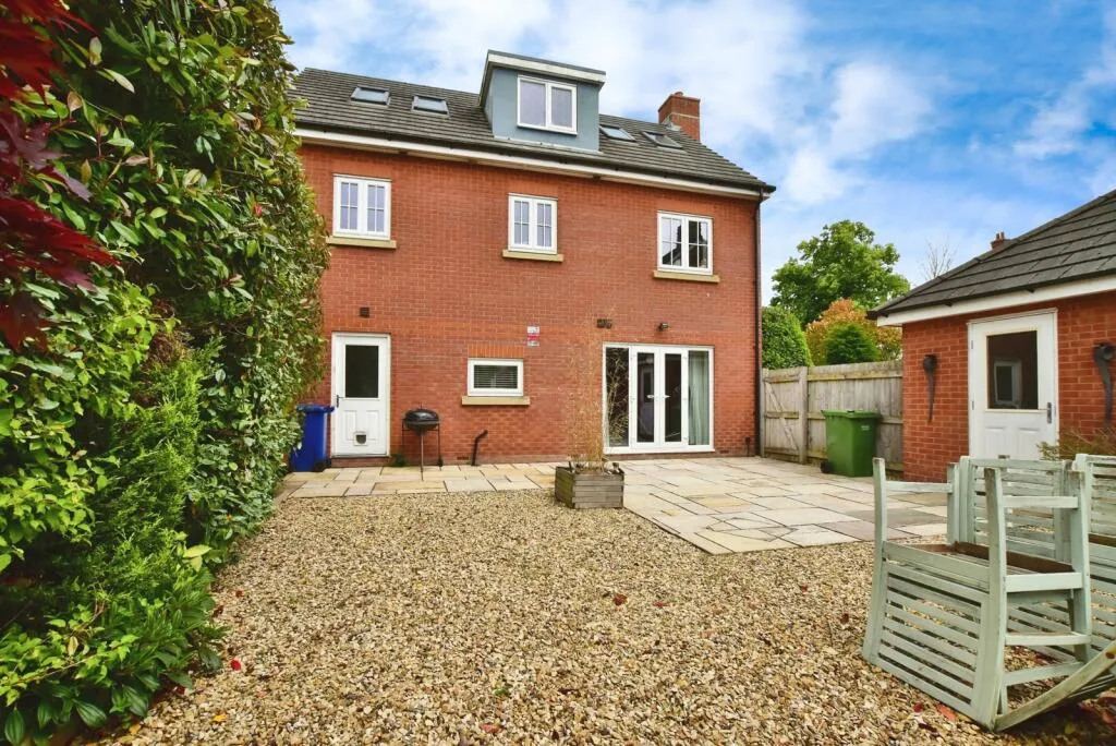 5 bed Detached