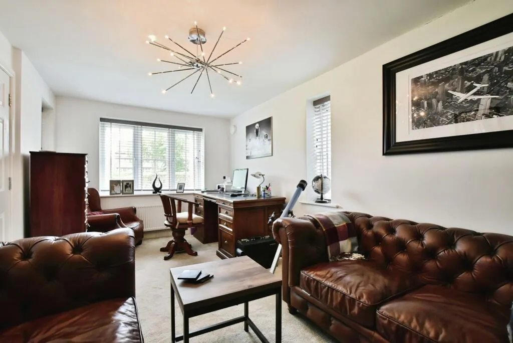 5 bed Detached