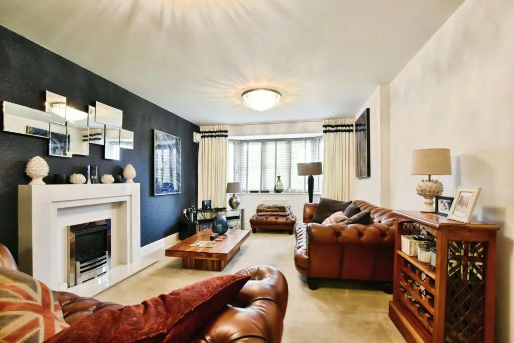 5 bed Detached