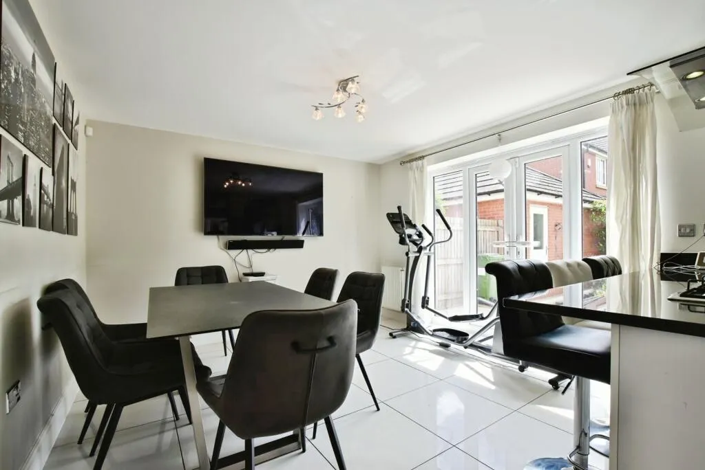 5 bed Detached