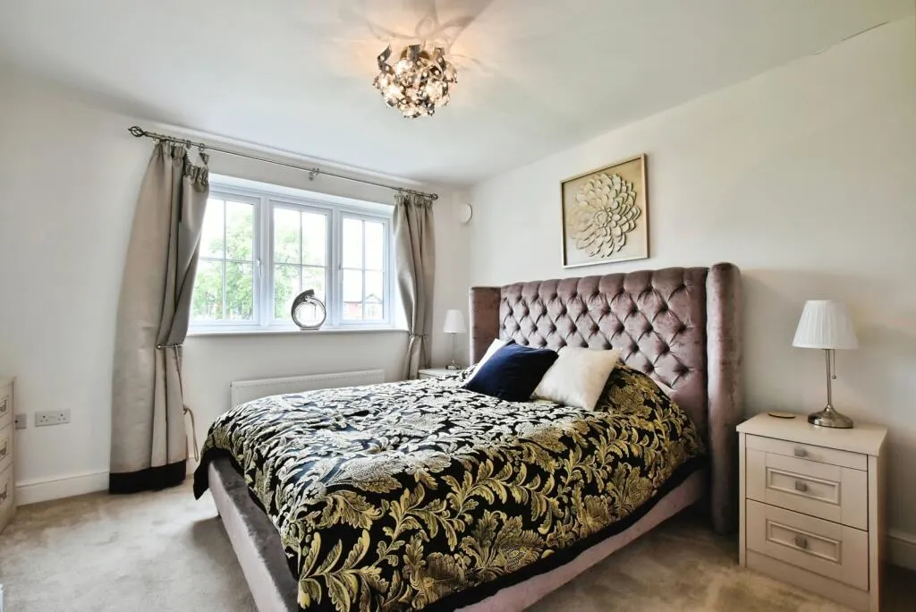 5 bed Detached