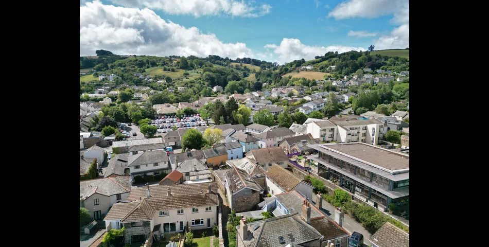 10 Bank Lane, Victoria Street, Totnes TQ9 5EH