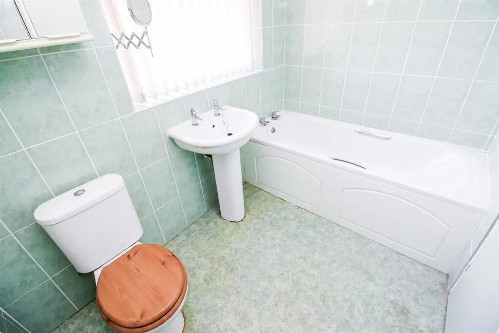 4 bed Semi-Detached
