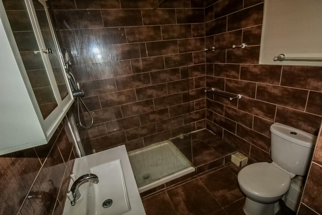 4 bed End of Terrace