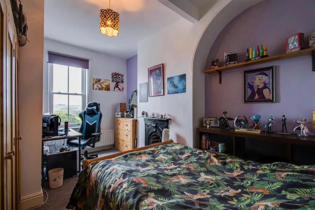 3 bed End of Terrace