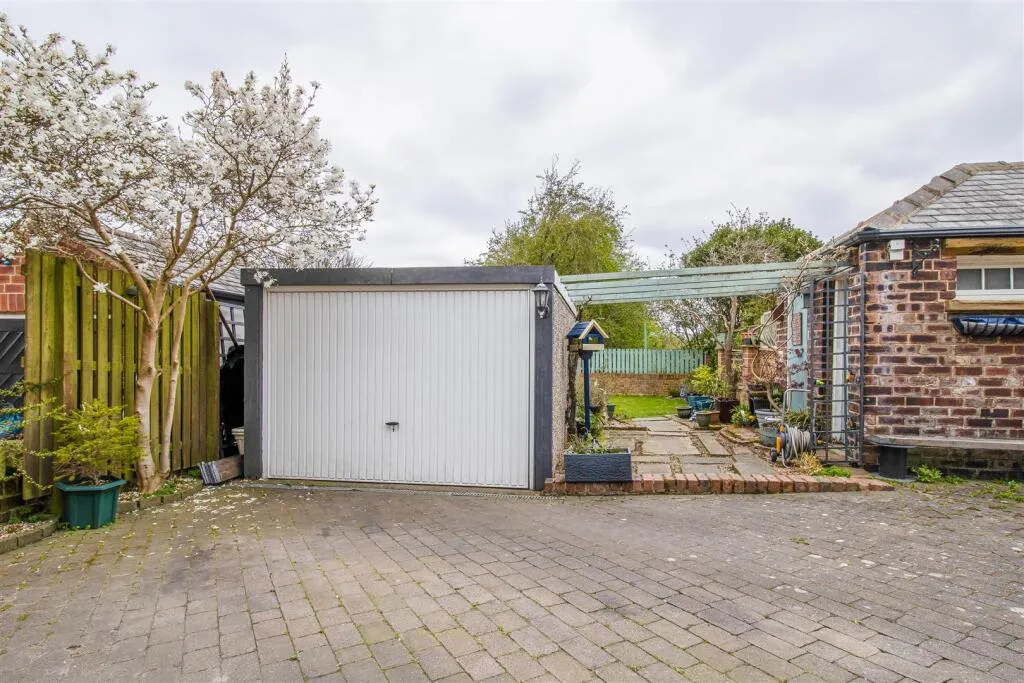 3 bed End of Terrace