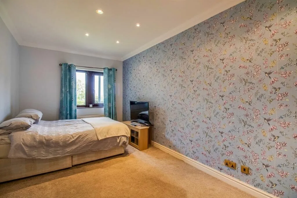 4 bed Detached