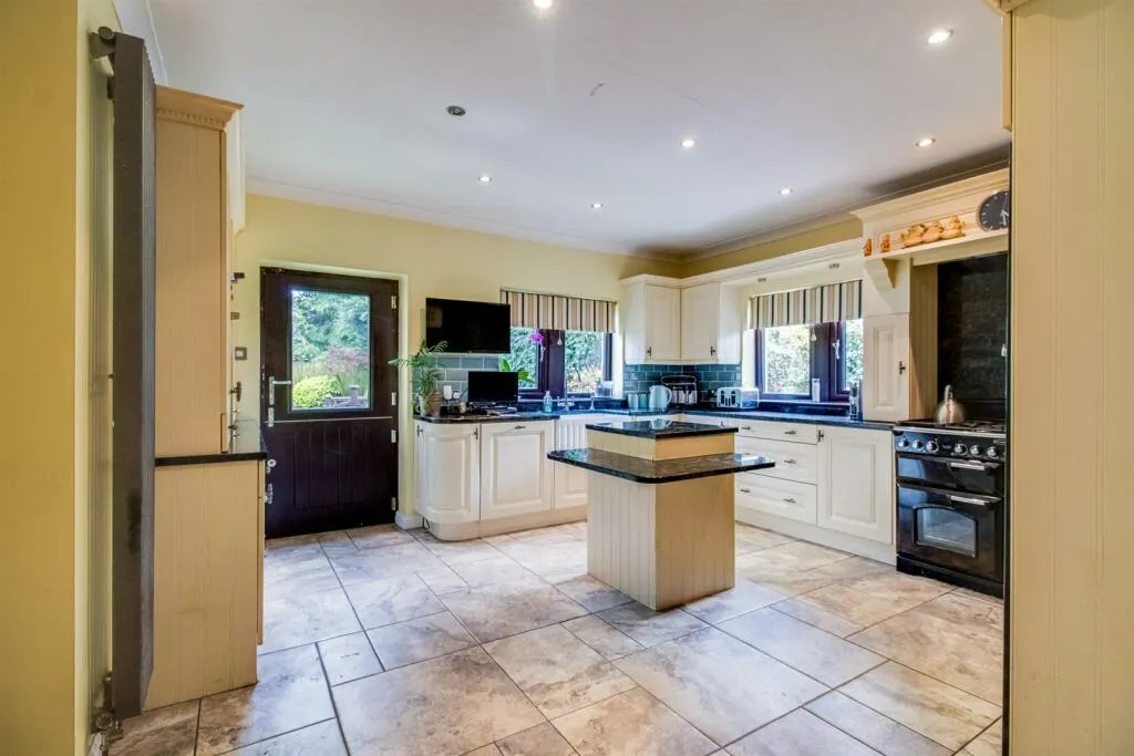 4 bed Detached