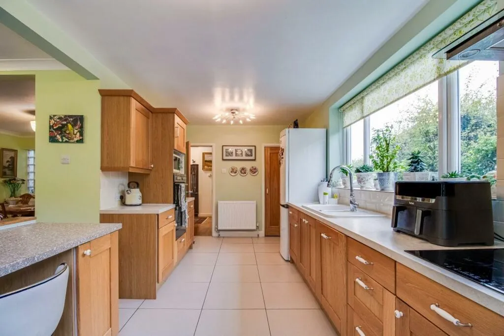 5 bed Detached