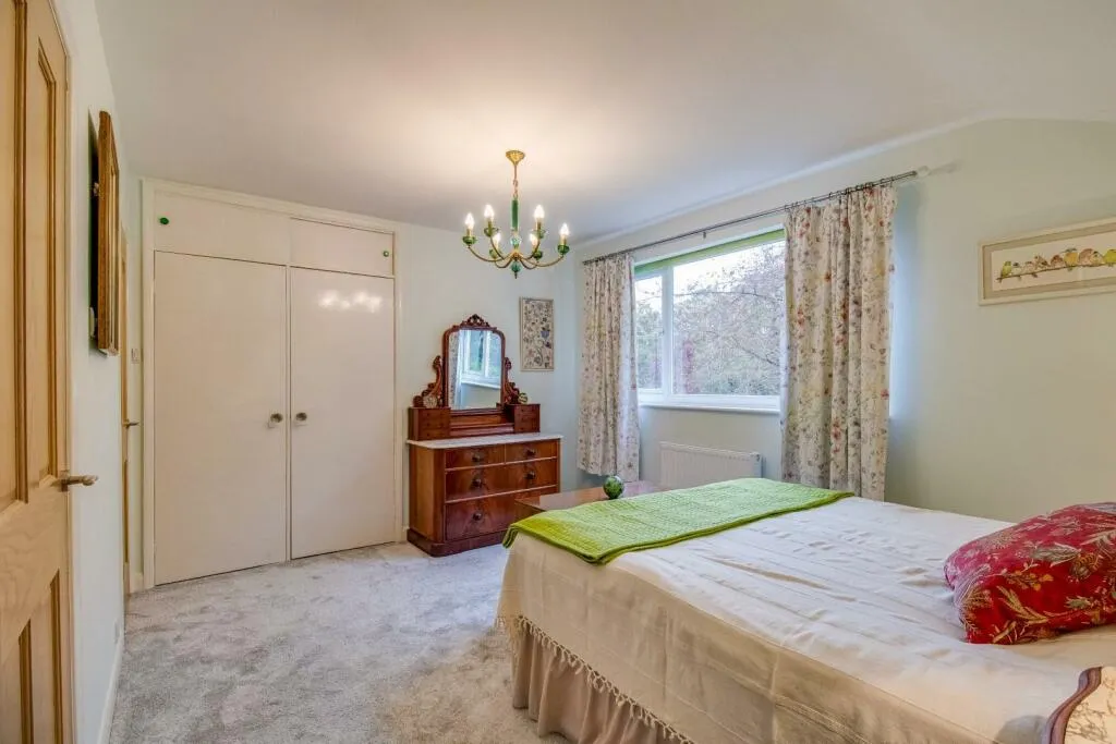 5 bed Detached