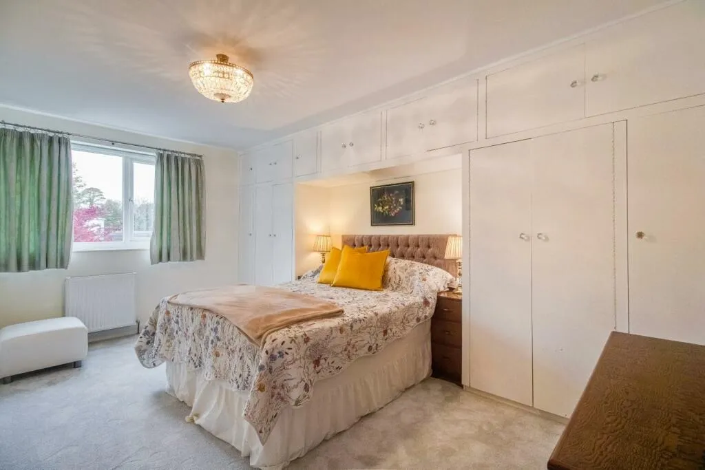 5 bed Detached