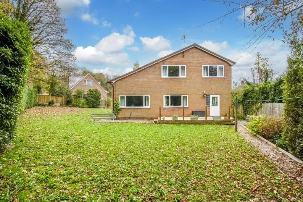 5 bed Detached
