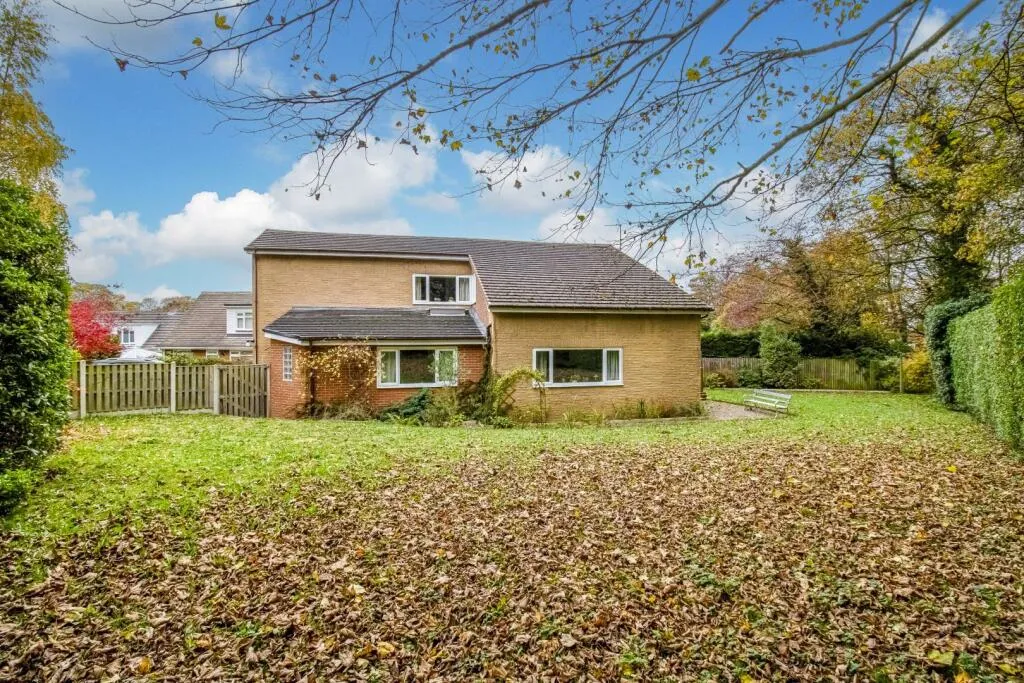 5 bed Detached