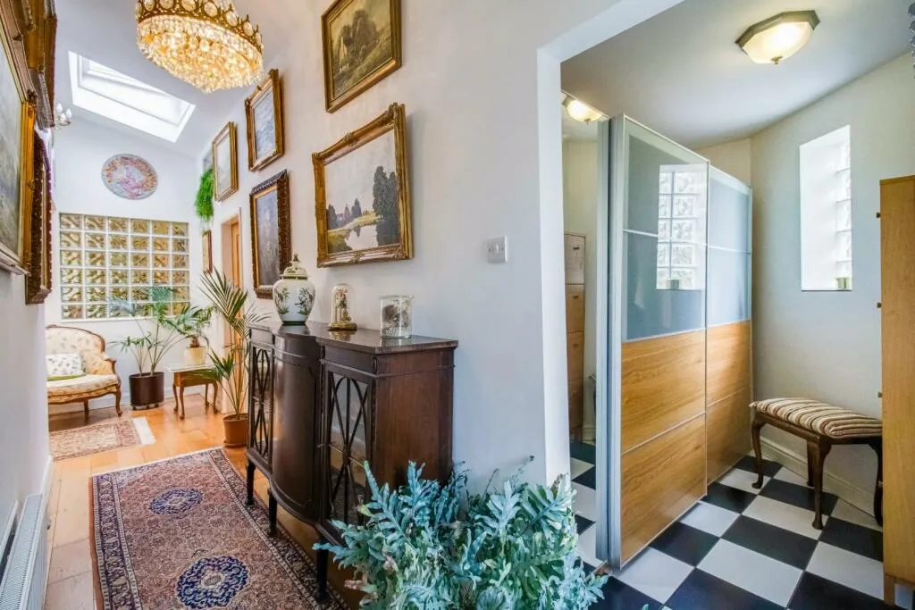 5 bed Detached