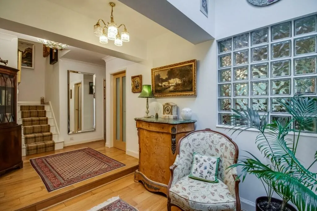5 bed Detached