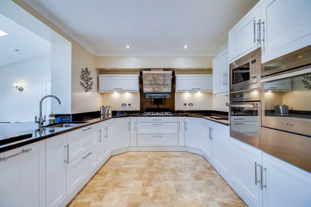5 bed Detached