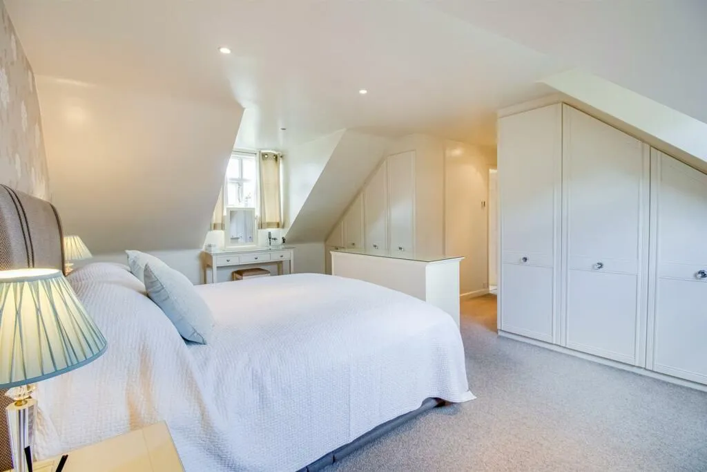 5 bed Detached