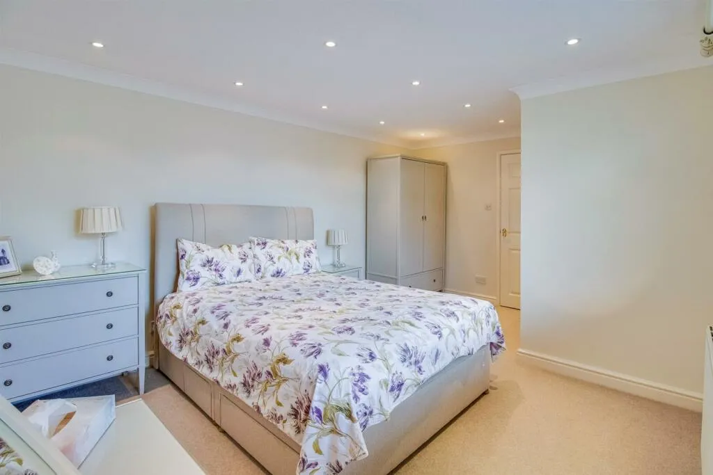 5 bed Detached