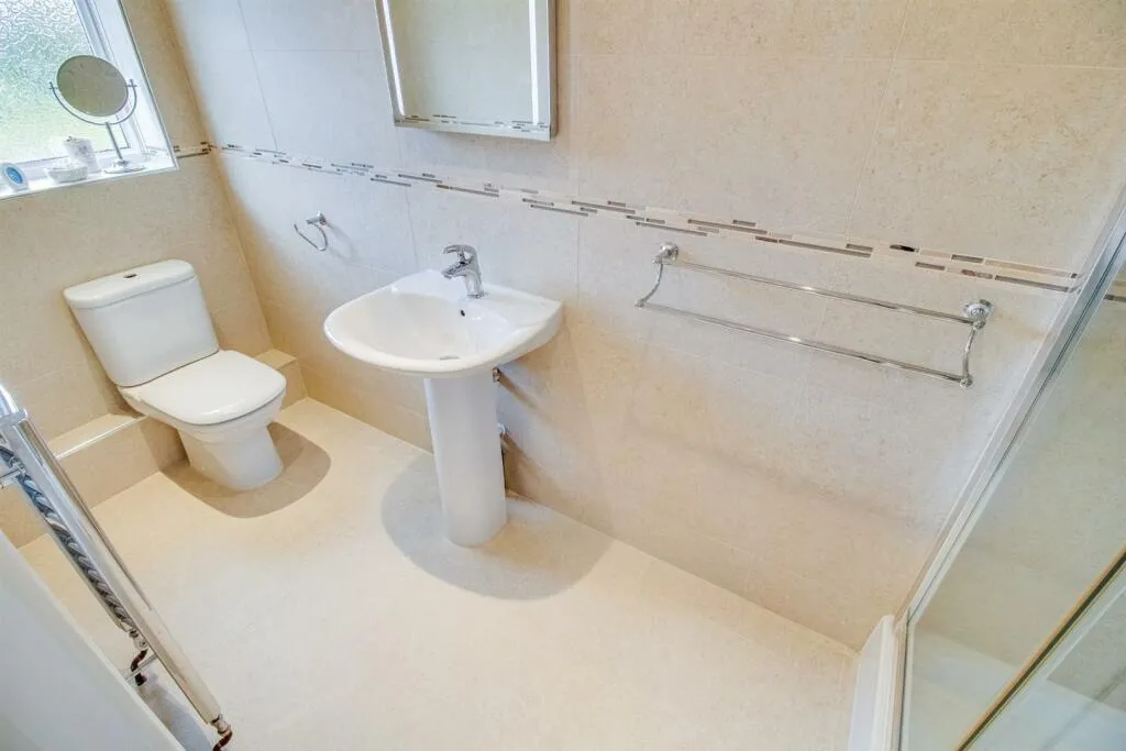 5 bed Detached