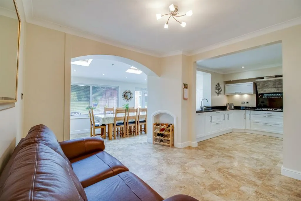 5 bed Detached
