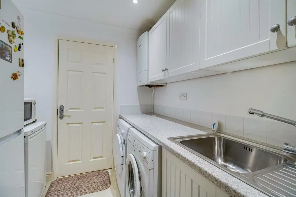 5 bed Detached