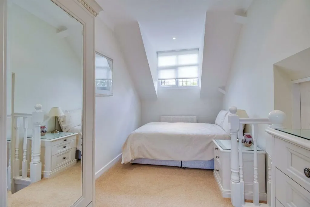 5 bed Detached