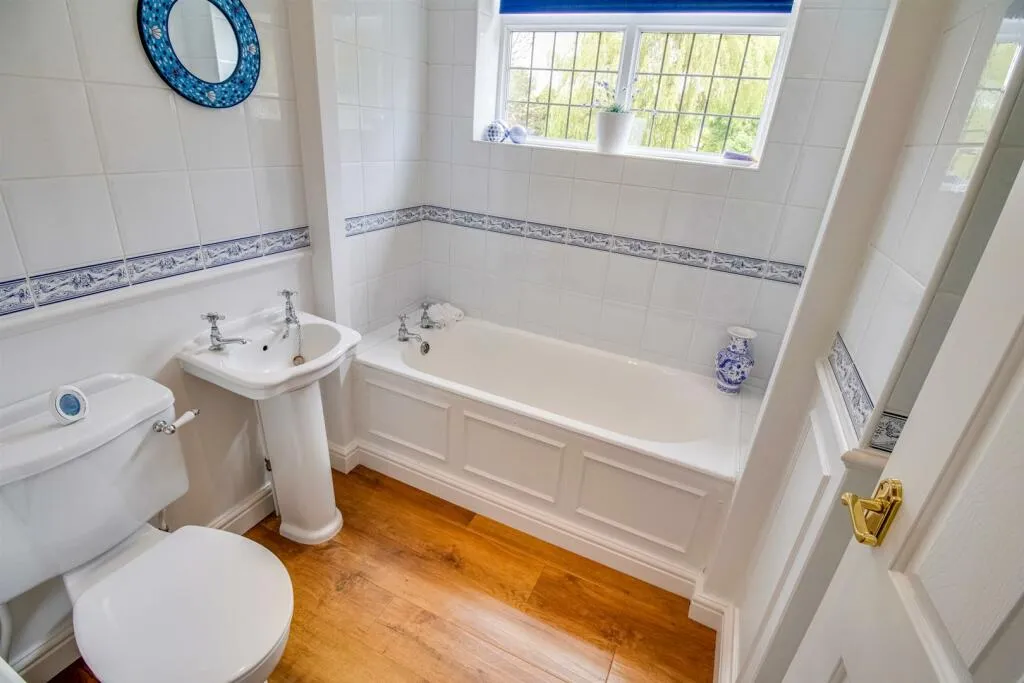 5 bed Detached