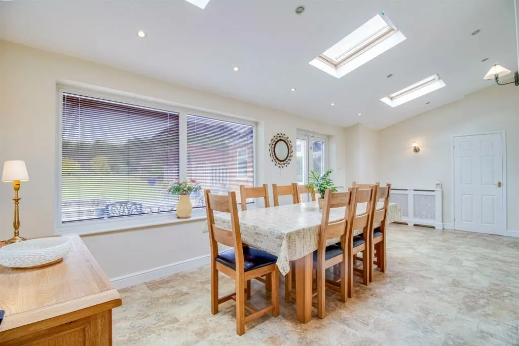 5 bed Detached