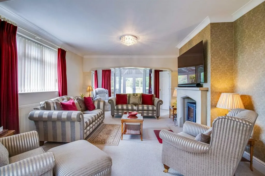 5 bed Detached