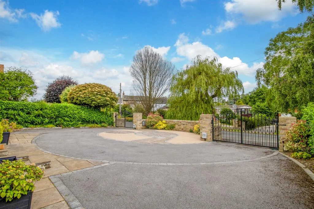 5 bed Detached