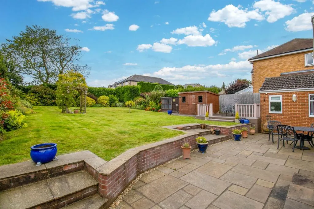 5 bed Detached