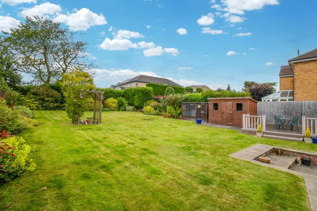 5 bed Detached
