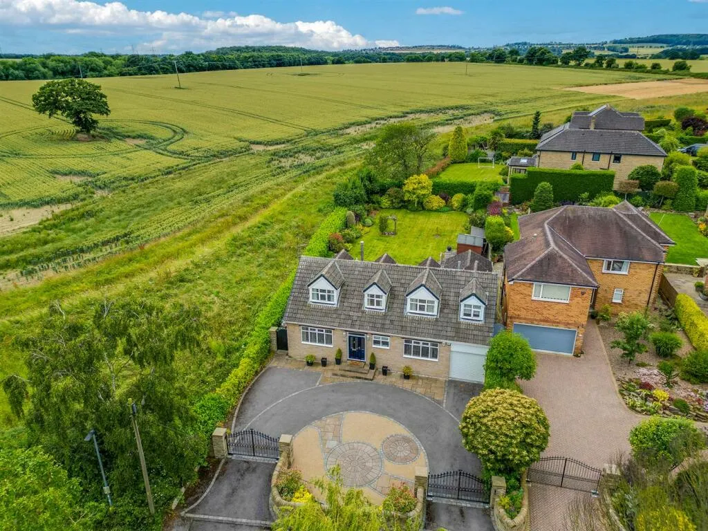 5 bed Detached