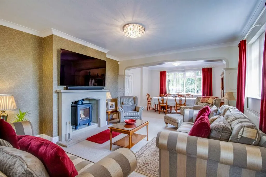 5 bed Detached