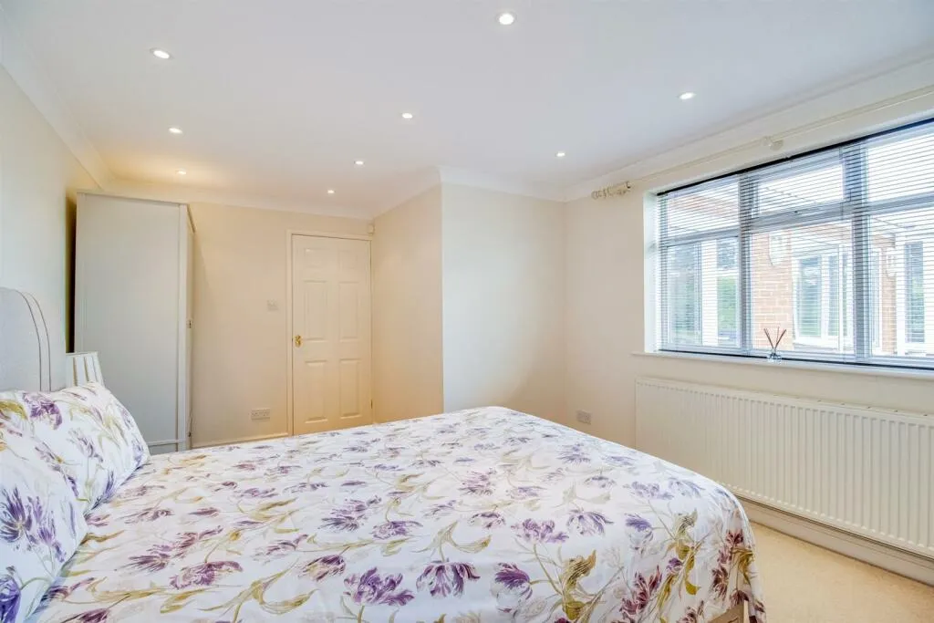 5 bed Detached