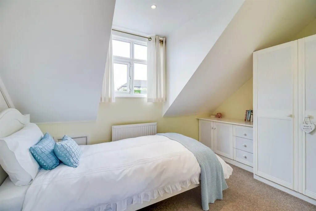 5 bed Detached