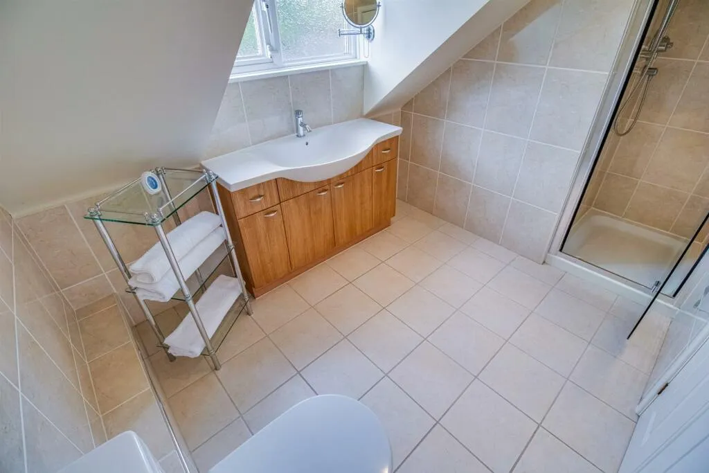 5 bed Detached